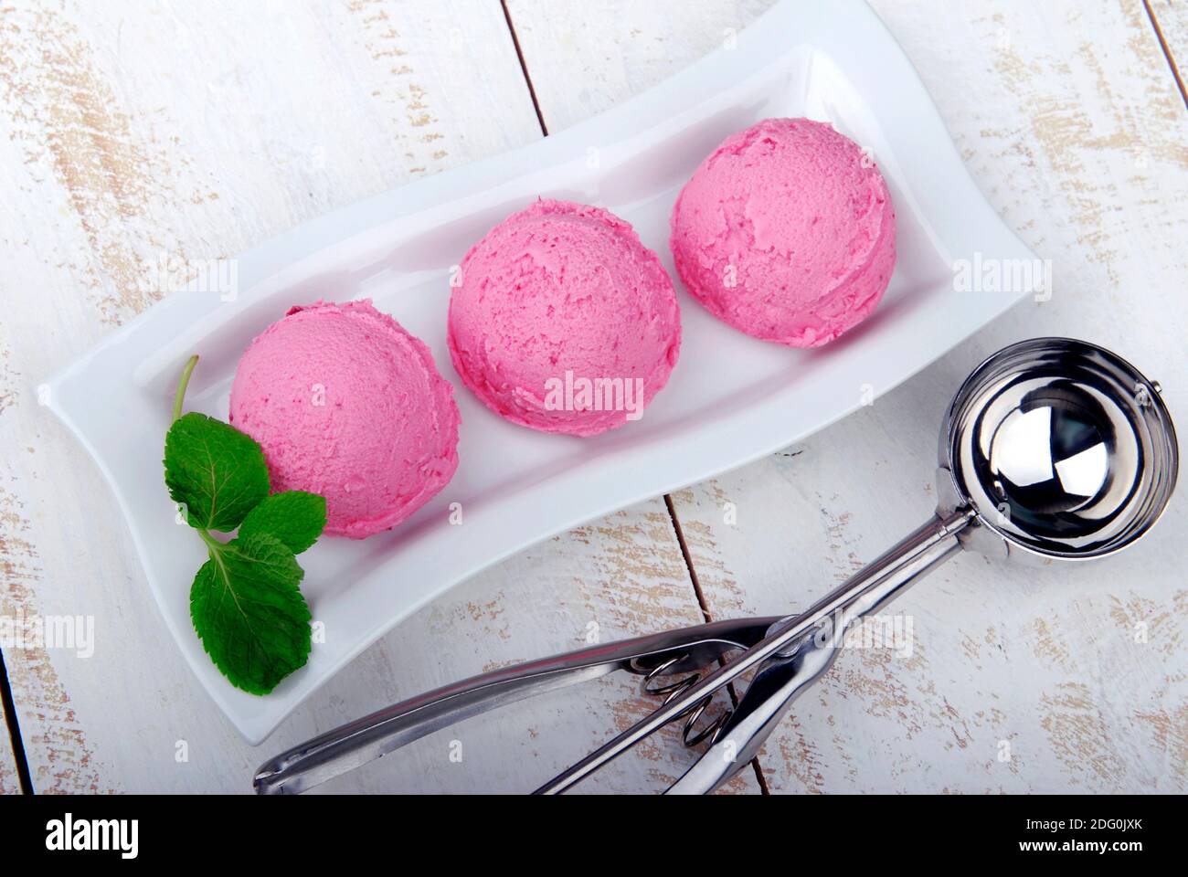 Gelato alla fragola con menta Foto Stock