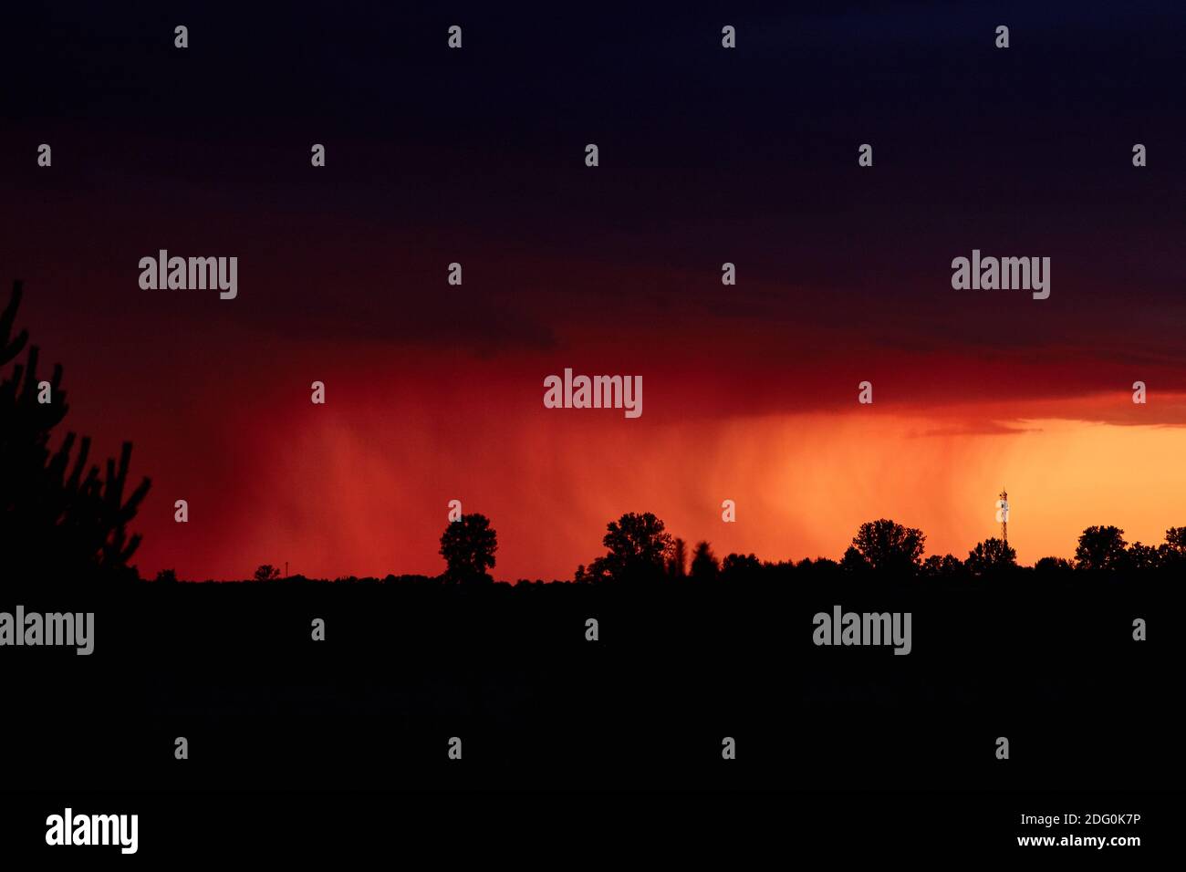 cielo rosso porpora apocalittico al tramonto Foto Stock