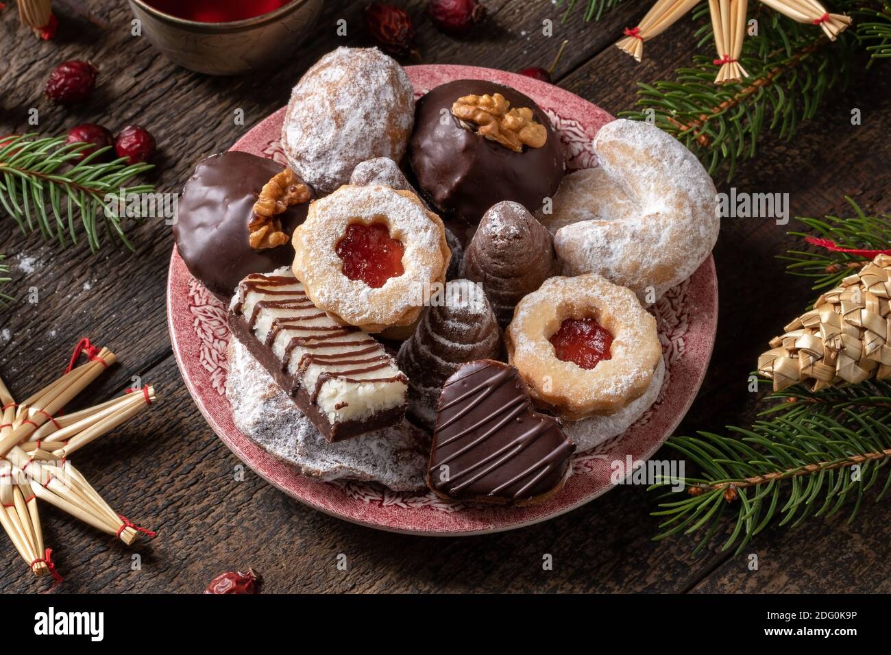 Alveari o nidi di vespa, cressenze di vaniglia, Linzer e vari biscotti cechi di Natale su un piatto Foto Stock