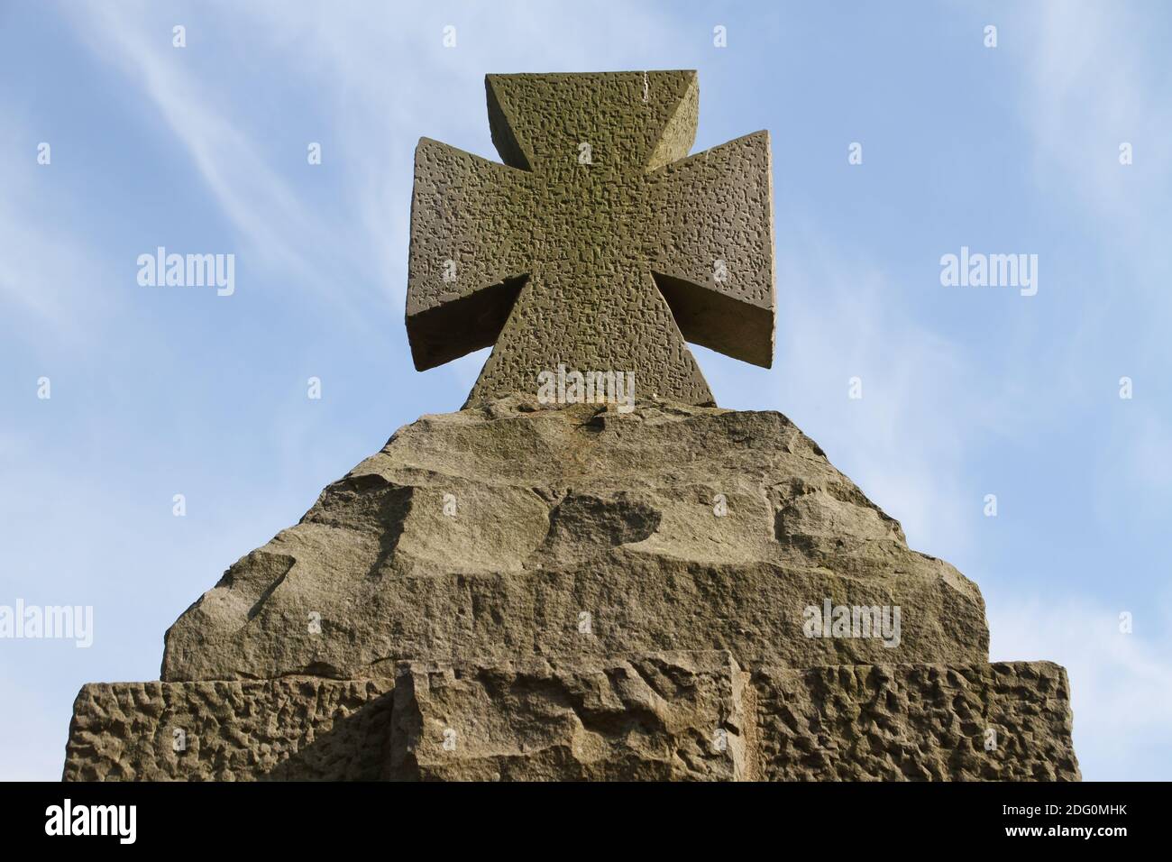 Monumento ai caduti con croce immagini e fotografie stock ad alta ...