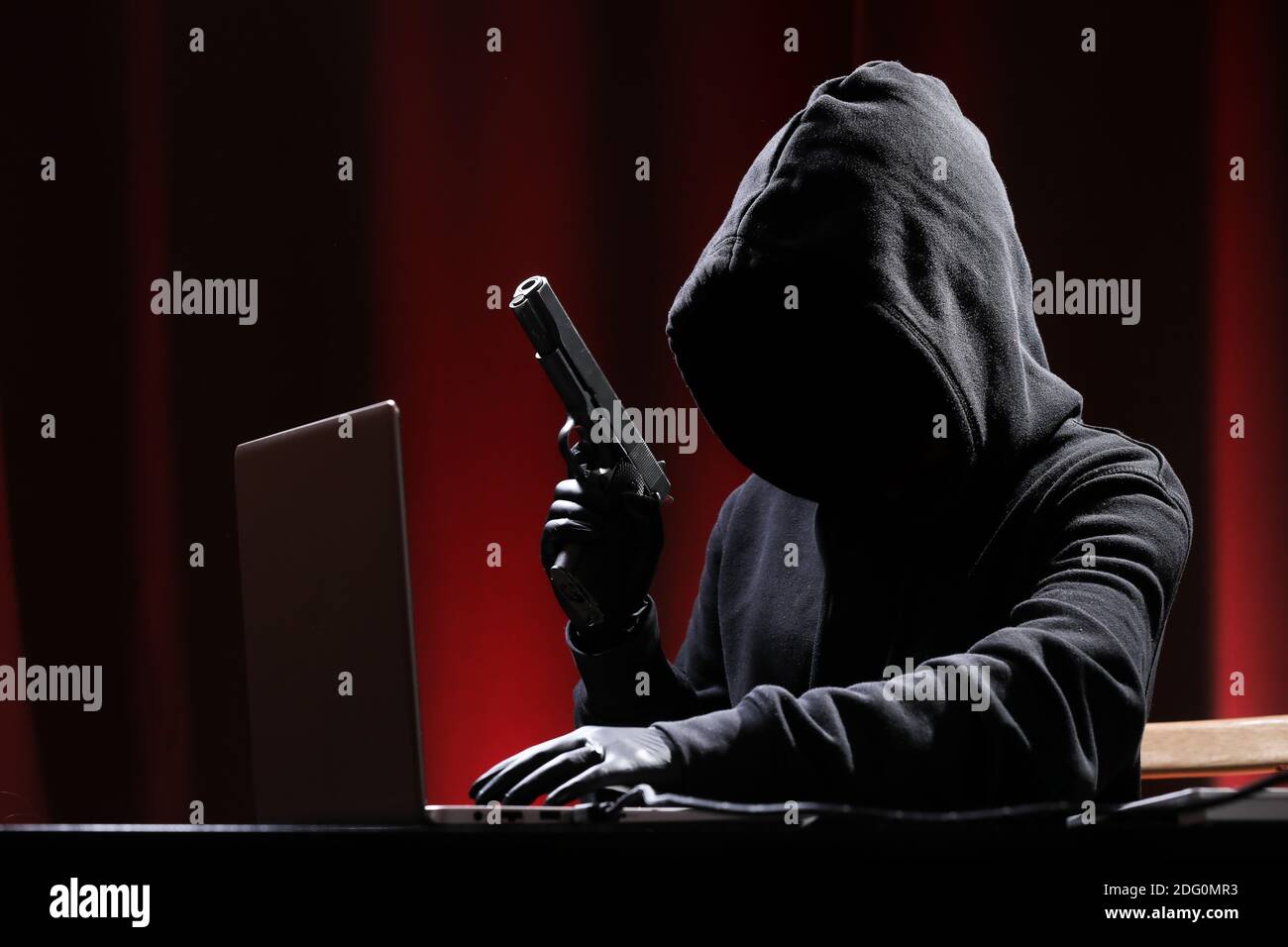 Hacker internazionale in pullover nero e maschera nera cercando di hack  governo su uno sfondo nero e rosso. Criminalità informatica . Sicurezza  informatica Foto stock - Alamy