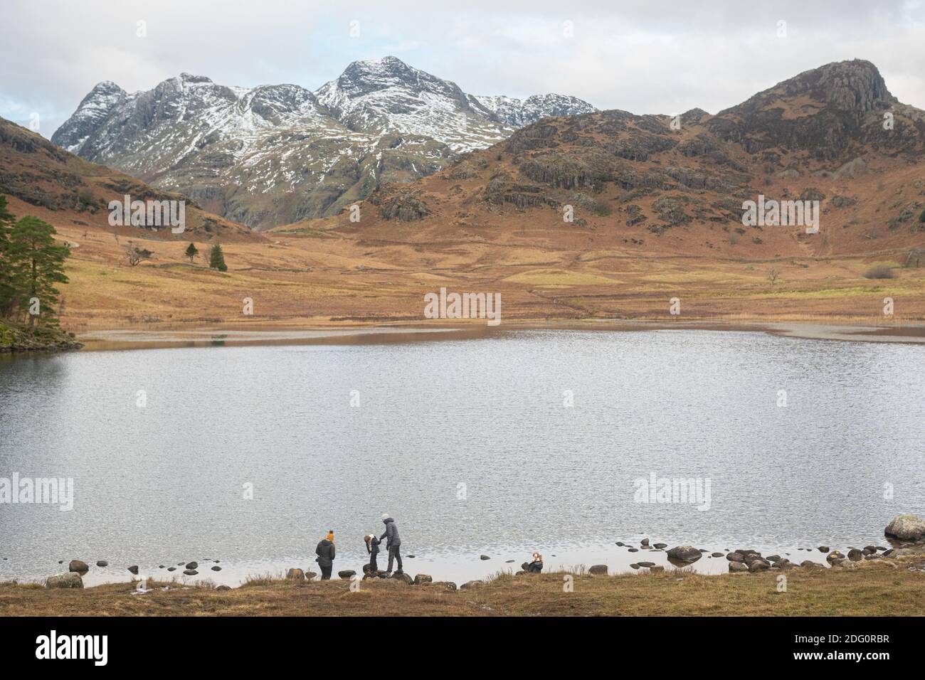 Le famiglie si divertano all'aria aperta al Blea tarn, Lake District National Park, Cumbria, Regno Unito Foto Stock