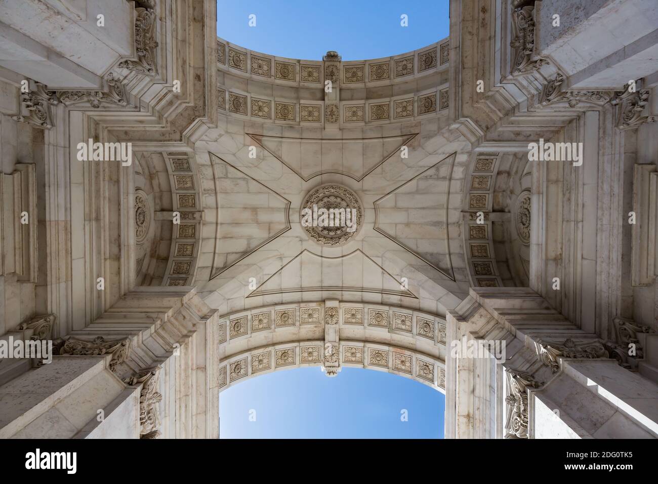 Guardando verso l'alto l'arco trionfale Arco da Rua Augusta a Lisbona, Portogallo Foto Stock