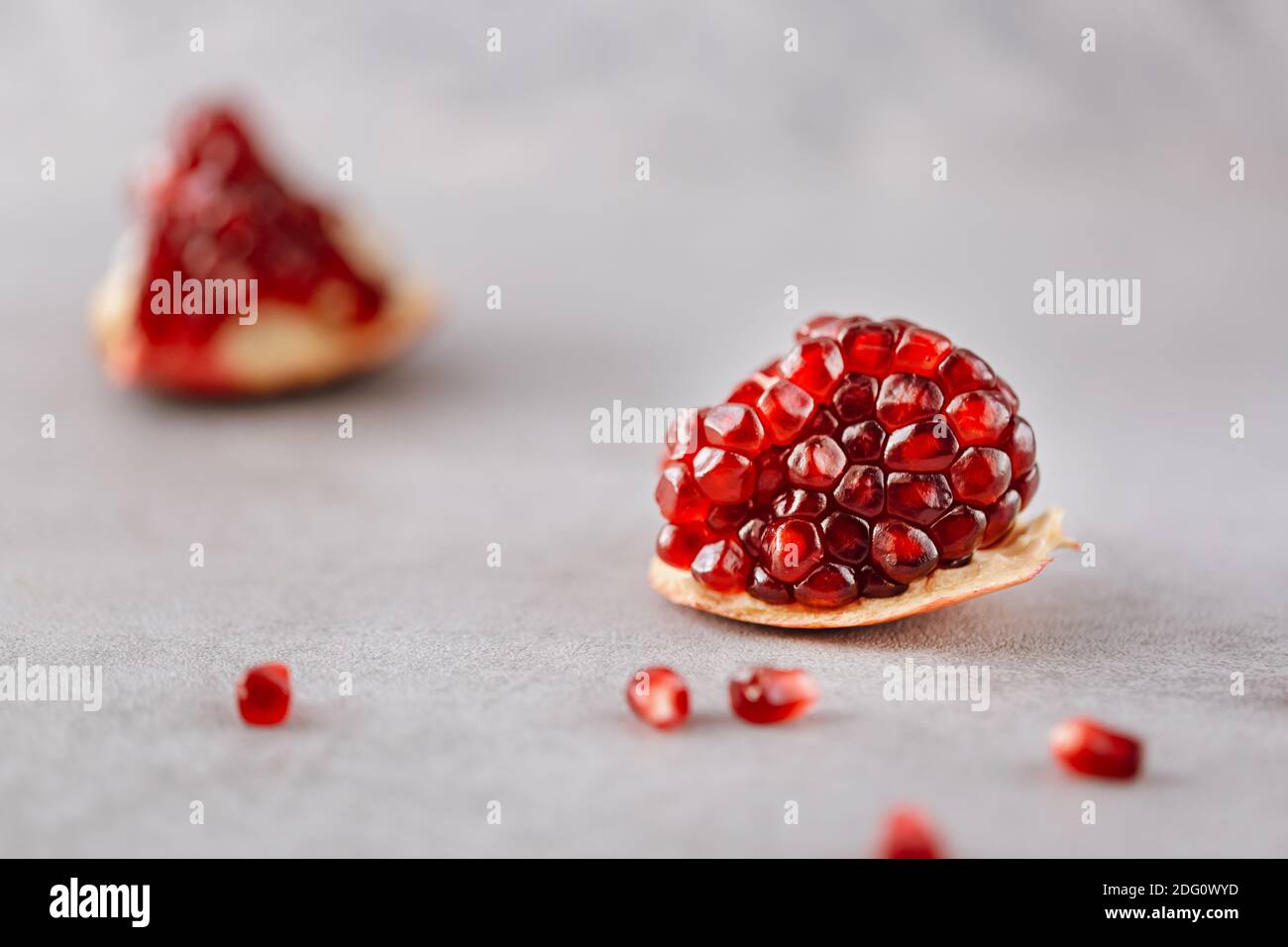 Pezzo di melograno fresco su fondo neutro Foto Stock