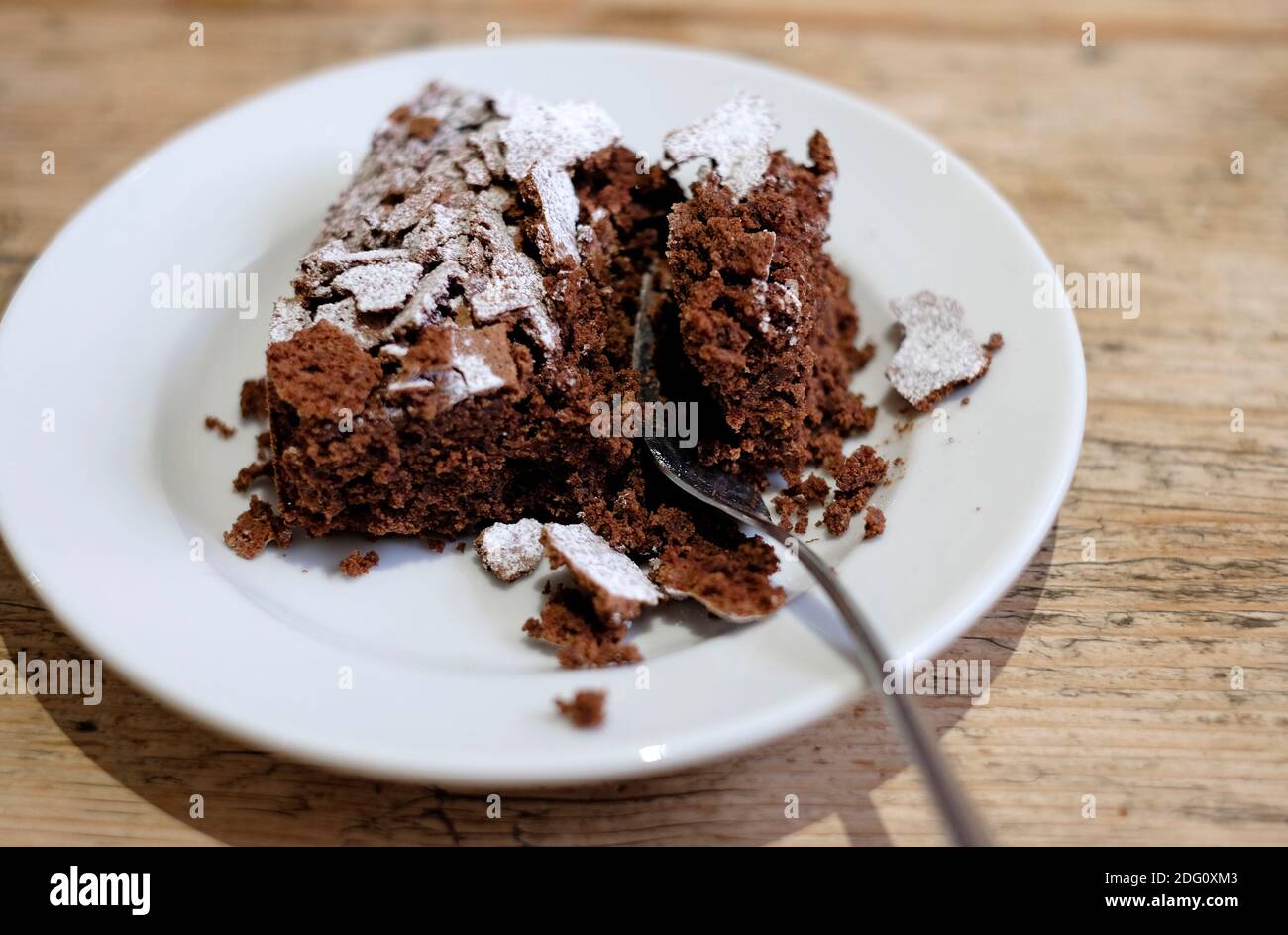 ricca torta al cioccolato su piatto bianco con forchetta Foto Stock