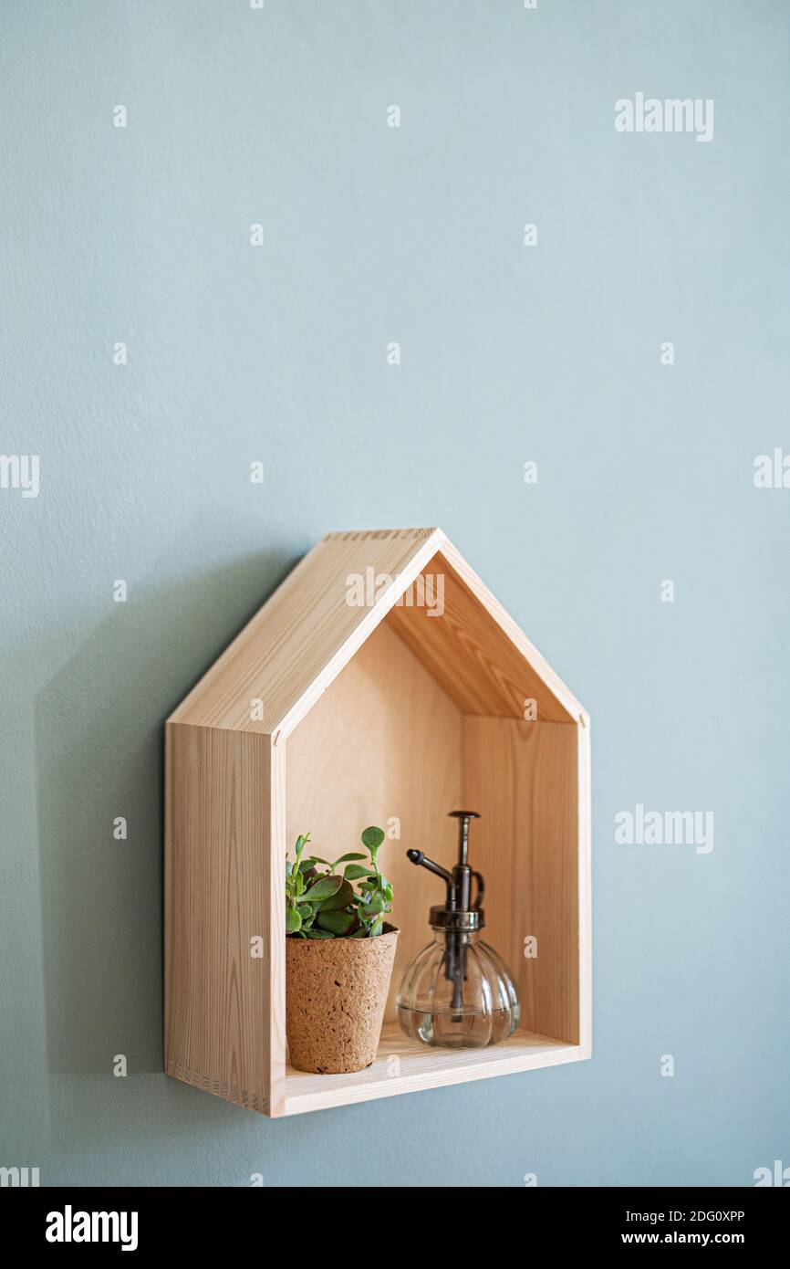 Mensola in legno con decorazioni sulla parete, arredamento naturale concetto. Foto Stock