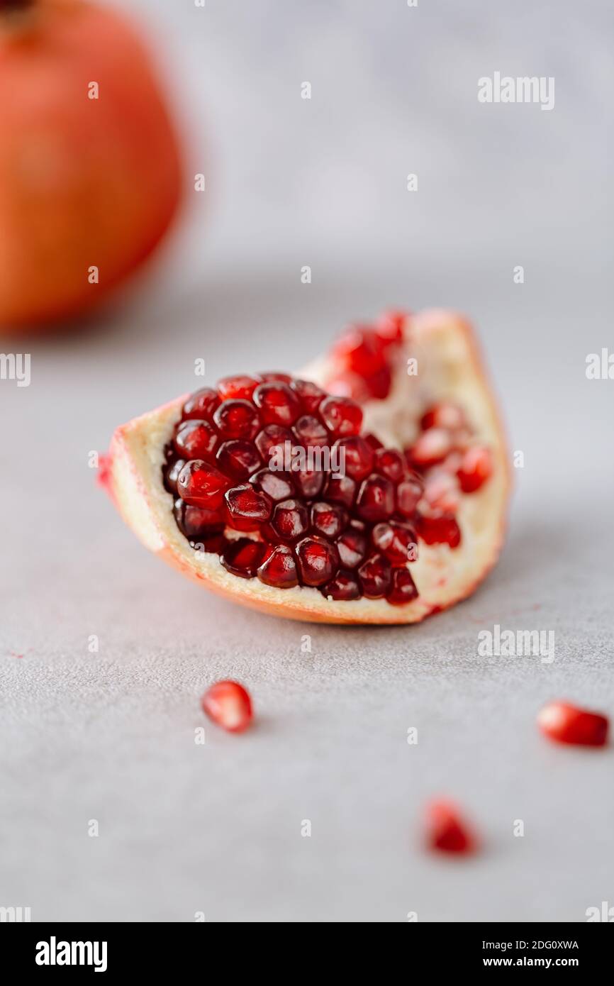 Pezzo di melograno fresco su fondo neutro Foto Stock