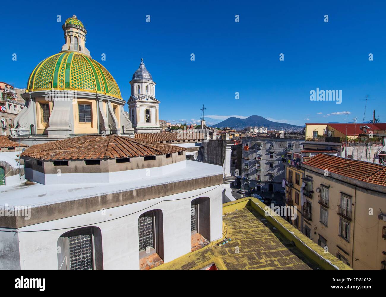 Situata sopra le Catacombe di San Gaudioso, la Chiesa di Santa Maria della Sanità è molto riconoscibile per la sua cupola verde Foto Stock