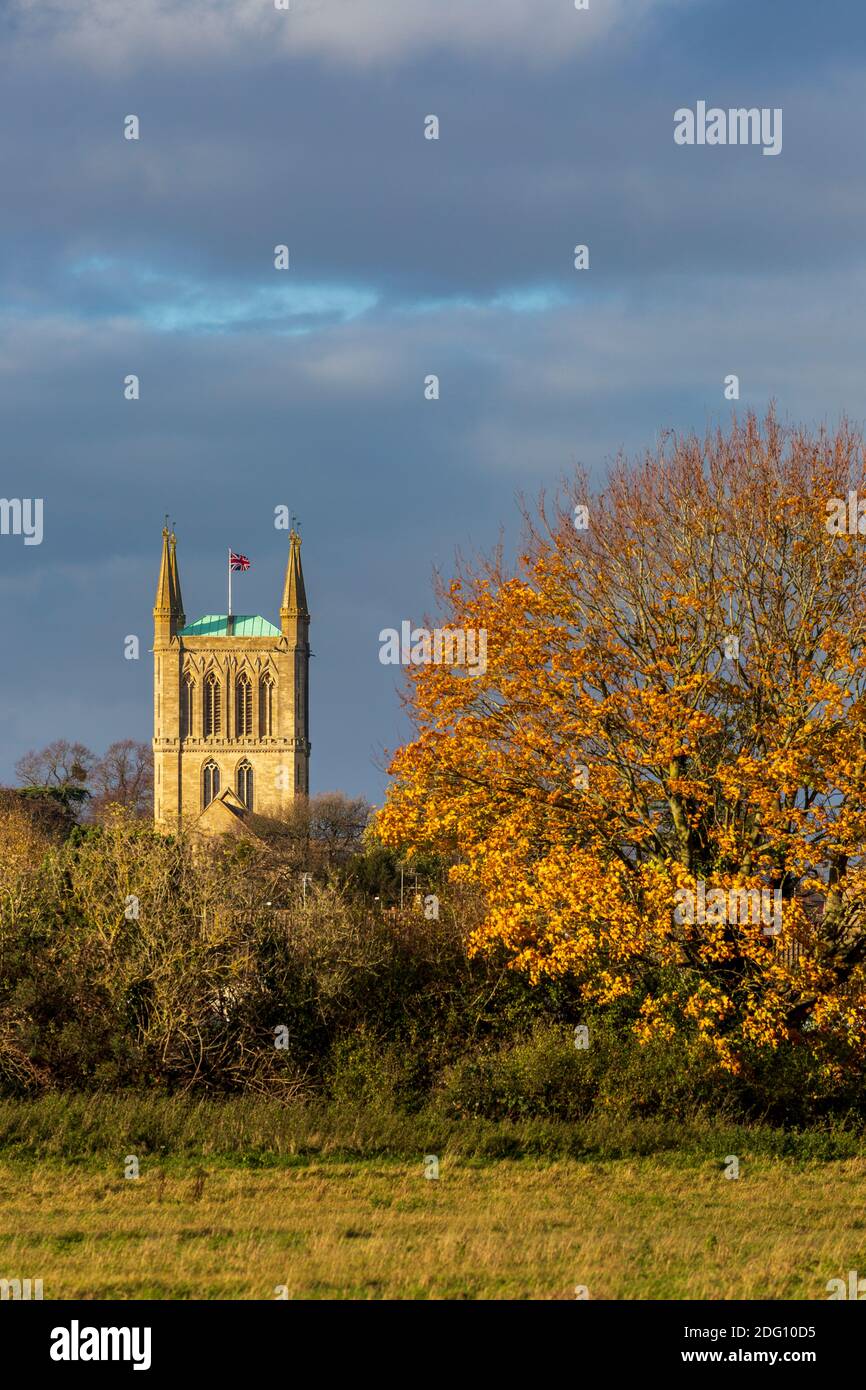 Una vista autunnale della chiesa dell'abbazia di Pershore, Worcestershire, Inghilterra Foto Stock