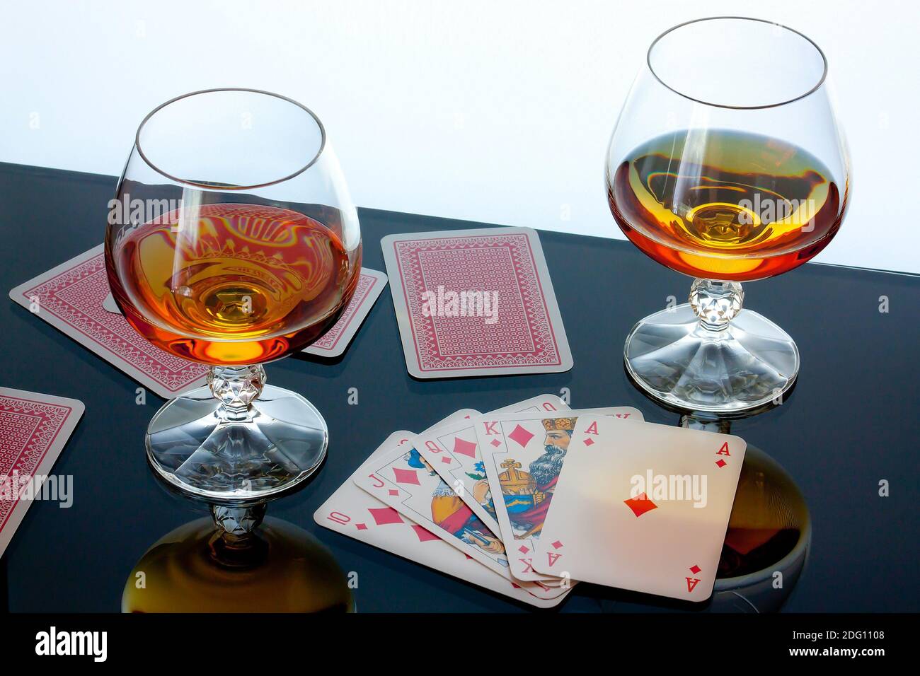 Brandy e carte Foto Stock