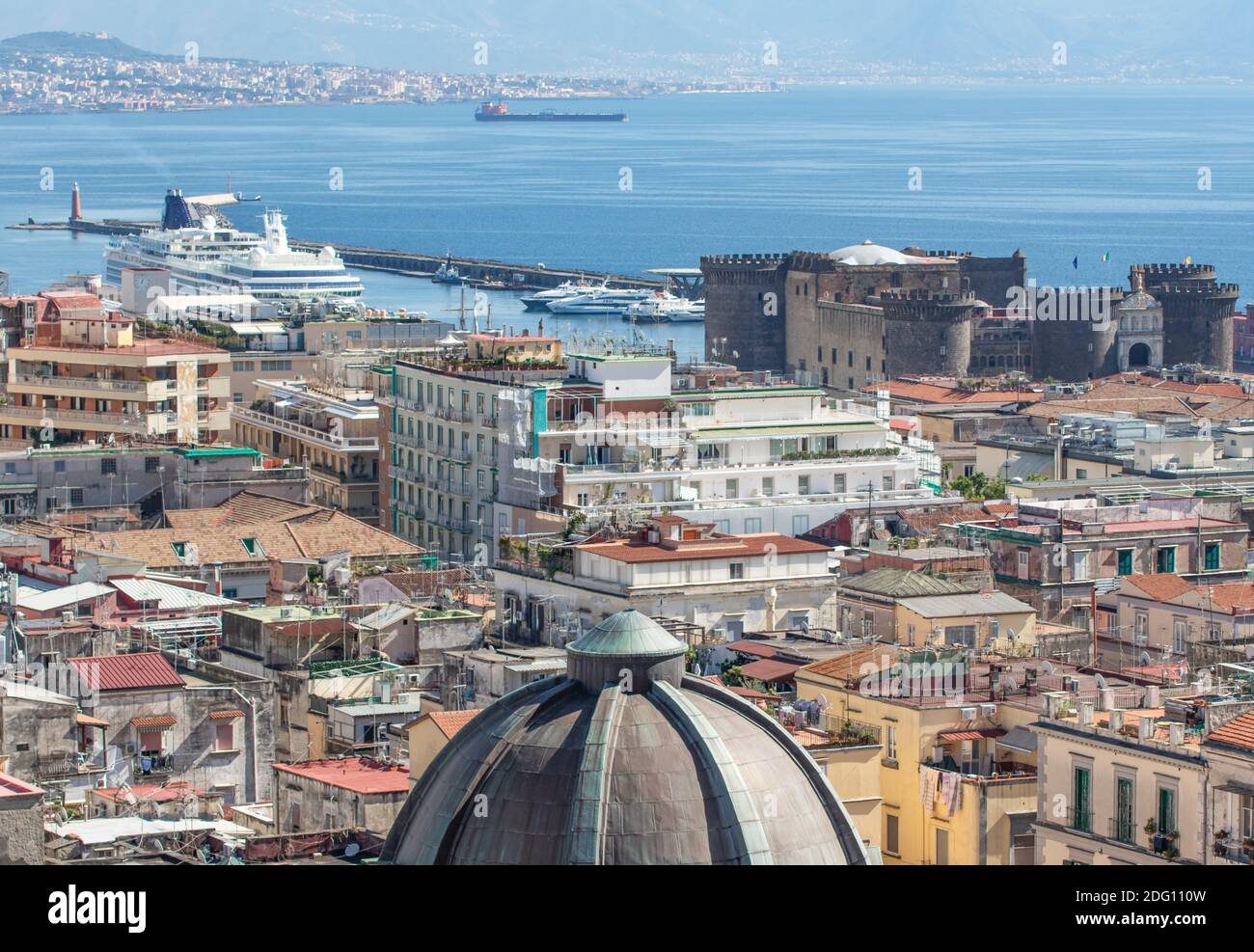 Patrimonio dell'umanità dell'UNESCO, Napoli espone numerose chiese, edifici storici, palazzi e vicoli. Qui la Città Vecchia vista da Capodimonte Foto Stock