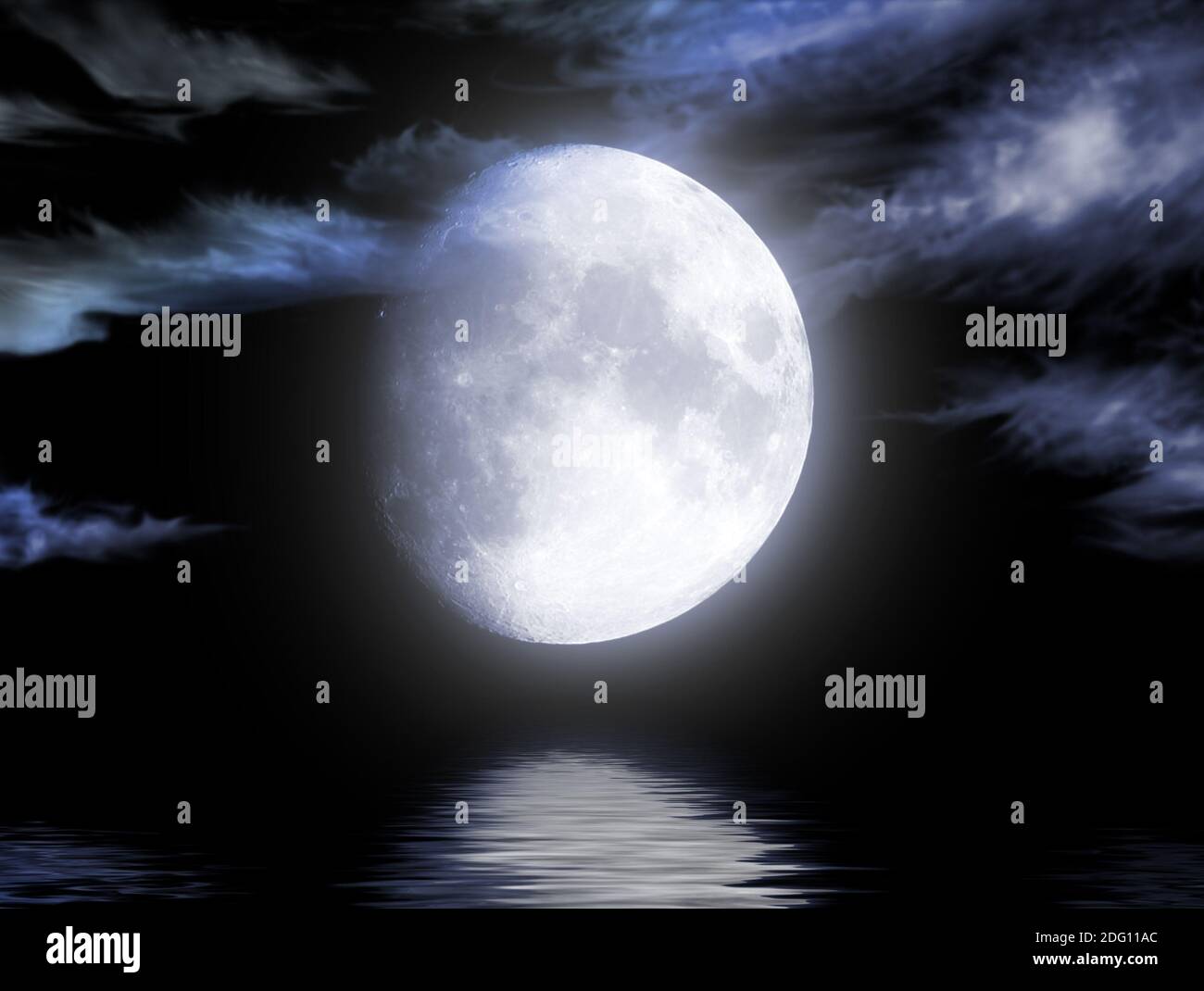 Luna piena riflessa nell'acqua Foto Stock