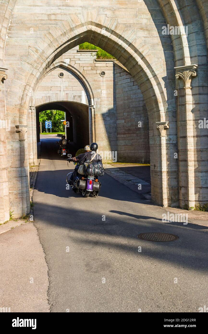 Motociclette che guidano in un arco Foto Stock