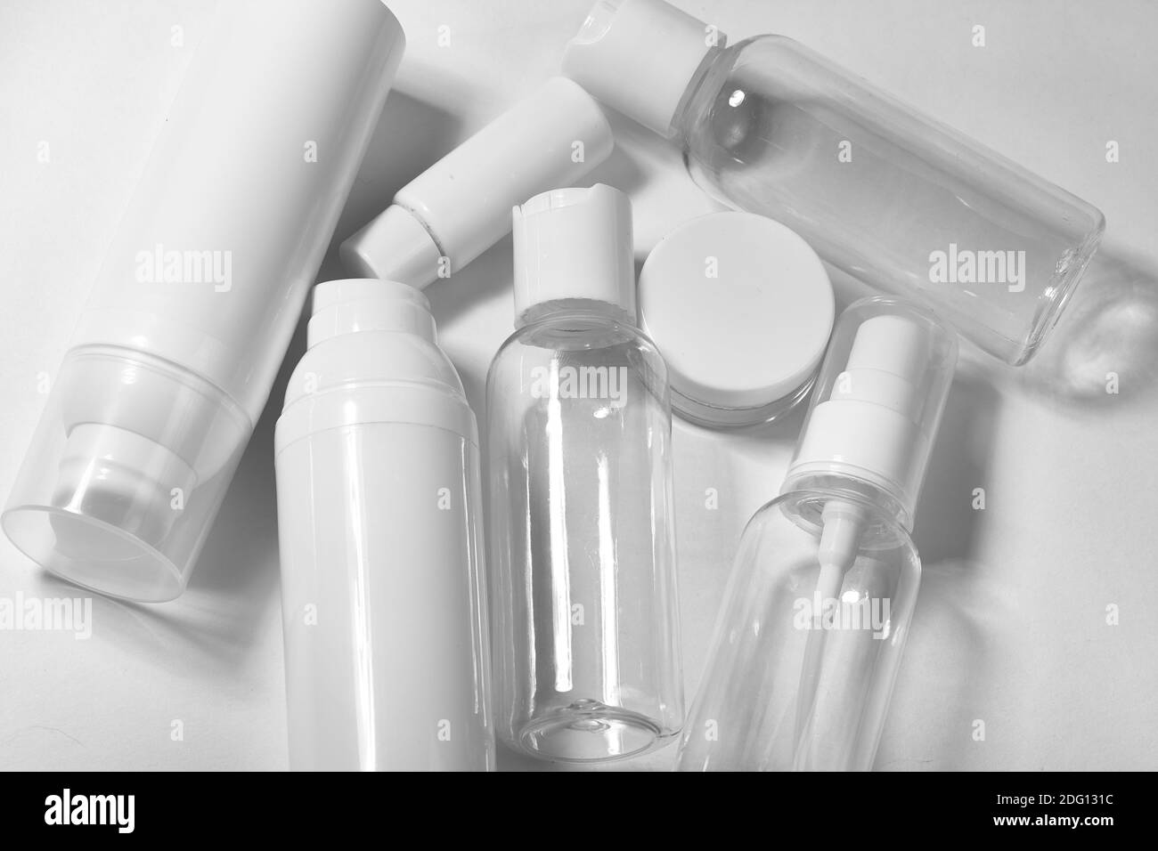 Bottiglie cosmetiche bianche su sfondo bianco. Collezione di bottiglie per il benessere, la spa e la cura del corpo. Trattamento di bellezza, set da bagno Foto Stock