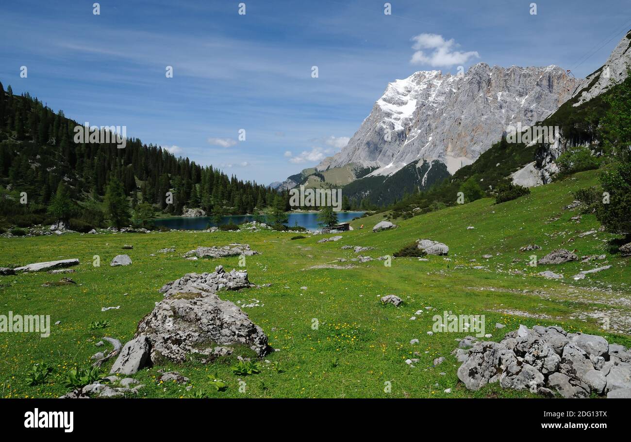 Guardare al Zugspitze, la montagna più alta in Germania Foto Stock