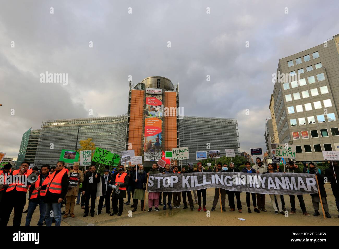 Bangladeshis dai paesi europei dimostrano di fronte all'Unione europea con sede a Bruxelles per chiedere la fine del genocidio di Rohingy Foto Stock