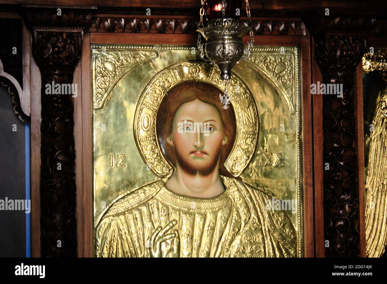 Icona di Gesù Cristo artigianale e coperto d'oro all'interno di una chiesa cristiana ortodossa ad Atene, Grecia, marzo 12 2020. Foto Stock