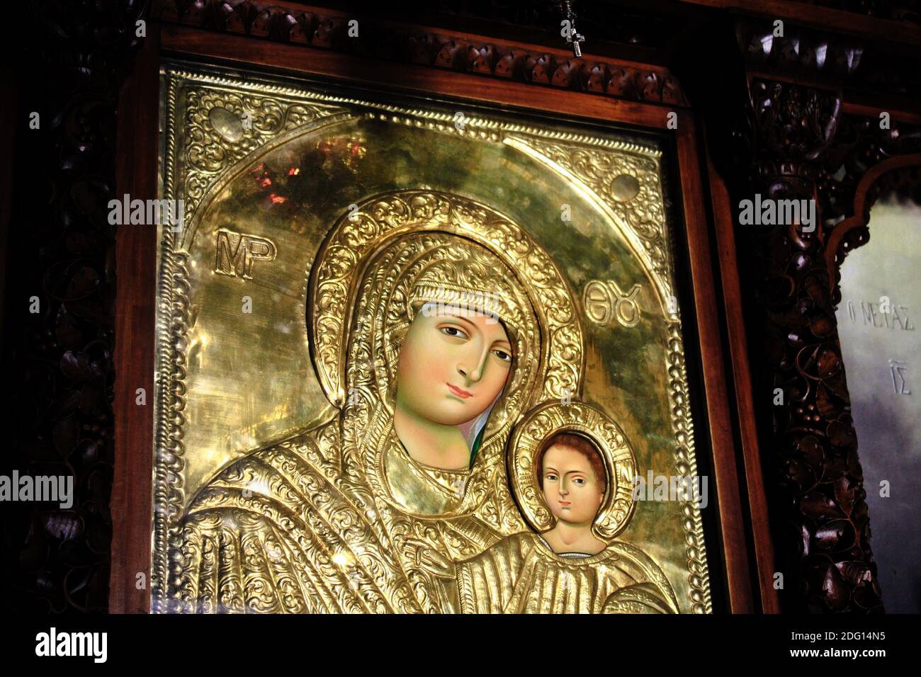Icona greca ortodossa della Vergine Maria con Gesù Cristo. L'icona è realizzata a mano e ricoperta di oro - Atene, Grecia, marzo 12 2020. Foto Stock