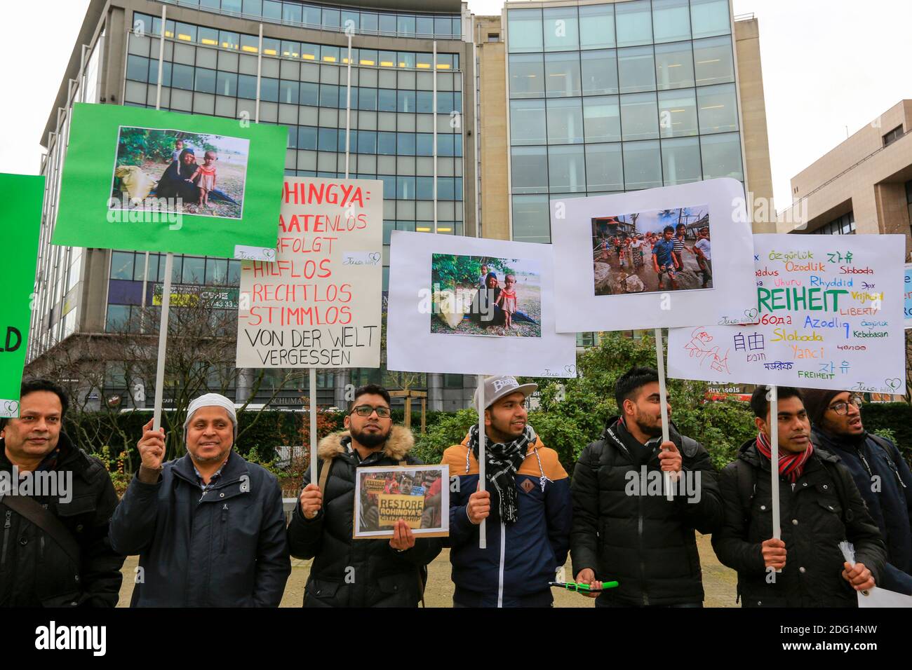 Bangladeshis dai paesi europei dimostrano di fronte all'Unione europea con sede a Bruxelles per chiedere la fine del genocidio di Rohingy Foto Stock