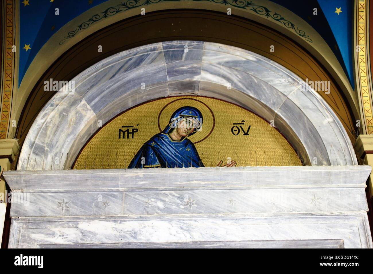 Bel mosaico che mostra la Vergine Maria fuori di una chiesa cristiana ortodossa - Atene, Grecia, marzo 12 2020. Foto Stock