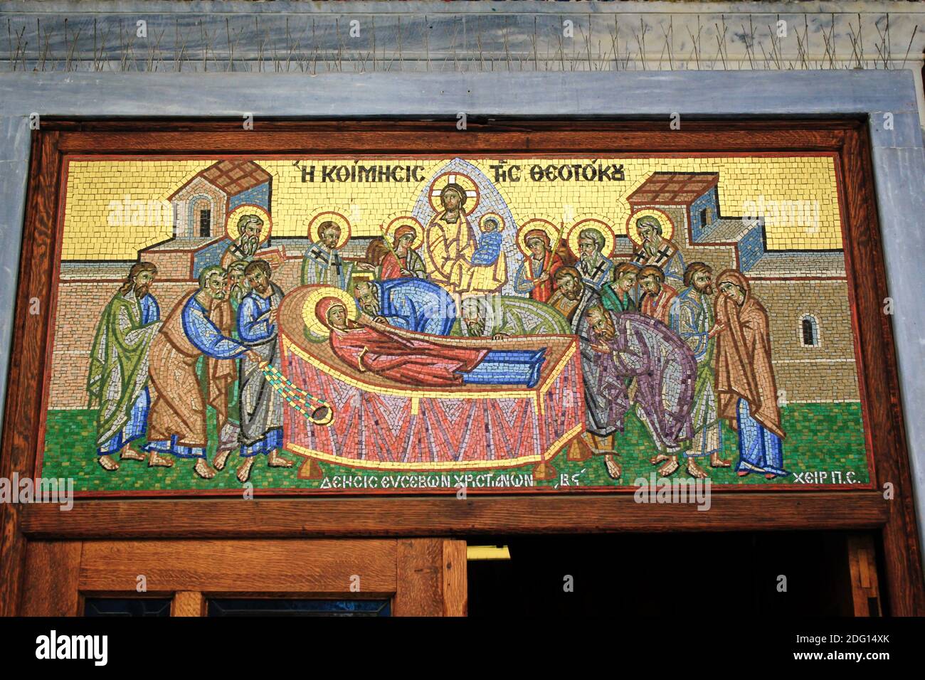 Bel mosaico che mostra la Dormizione della Vergine Maria fuori di una chiesa cristiana ortodossa - Atene, Grecia, marzo 12 2020. Foto Stock
