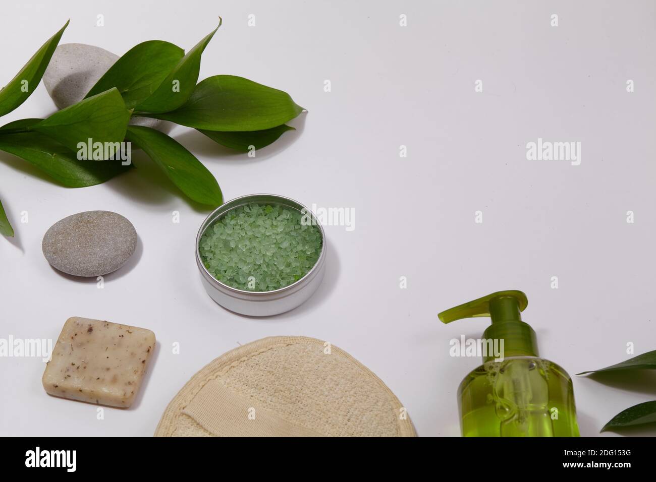 Fondo Spa con Accessori da bagno, cura del viso e del corpo. Set per la cura personale. Pulire la pelle con la spazzola, con le cose di routine. Immagine primaverile su sfondo bianco Foto Stock