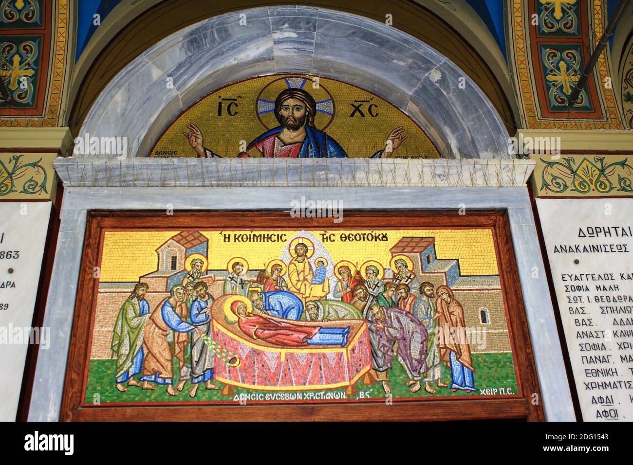 Bel mosaico che mostra la Dormizione della Vergine Maria fuori di una chiesa cristiana ortodossa - Atene, Grecia, marzo 12 2020. Foto Stock