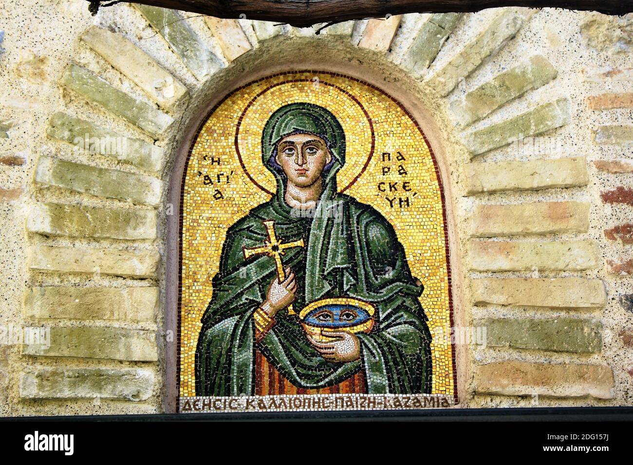 Mosaico di San Paraskevi al di fuori di una vecchia chiesa bizantina ortodossa ad Atene, Grecia, marzo 12 2020. Foto Stock