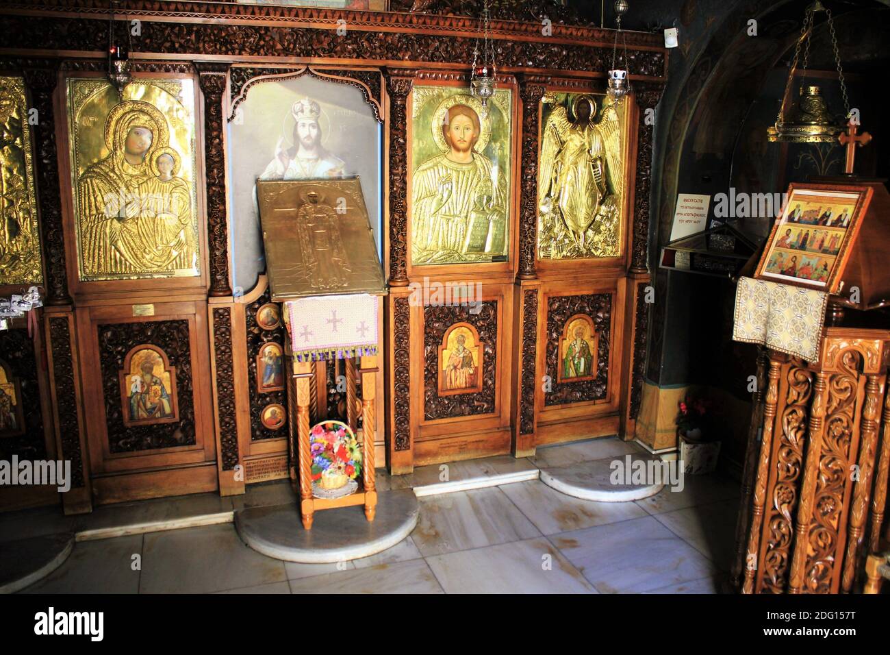 L'interno di una vecchia chiesa bizantina ortodossa ad Atene, Grecia - Marzo 12 2020. Foto Stock