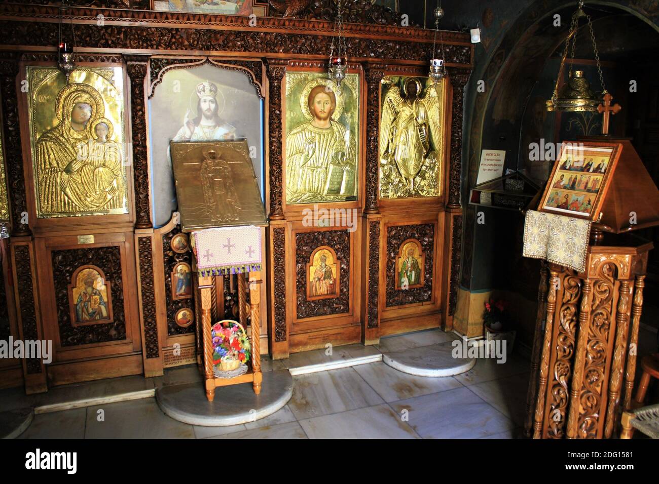 L'interno di una vecchia chiesa bizantina ortodossa ad Atene, Grecia - Marzo 12 2020. Foto Stock