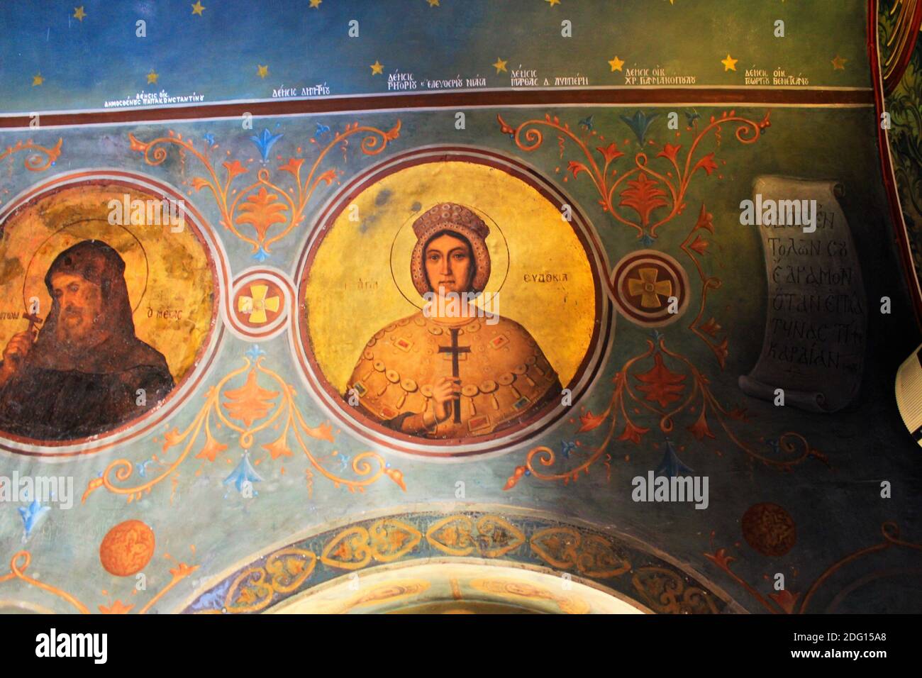 Affresco ortodosso di Sant'Evdokia all'interno di un'antica chiesa bizantina ad Atene, Grecia, marzo 12 2020. Foto Stock