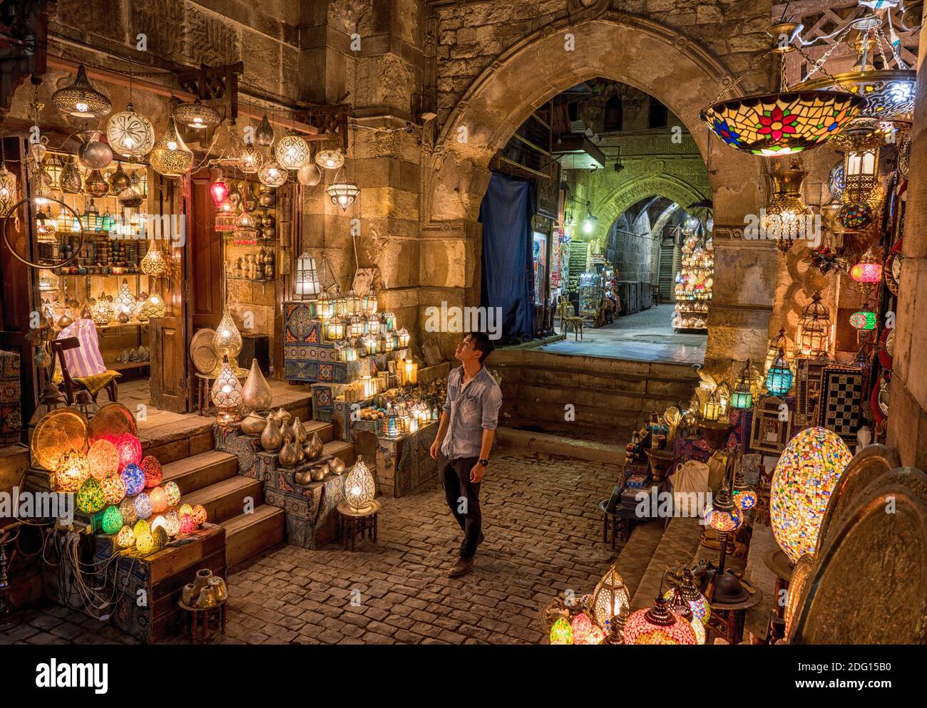Shopping al Khan al Khalili Souk, il Cairo Foto Stock