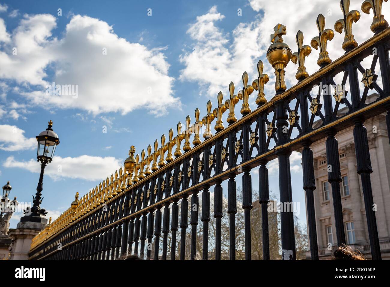 Recinzione reale di fronte a Buckingham Palace a Londra, Regno Unito Foto Stock