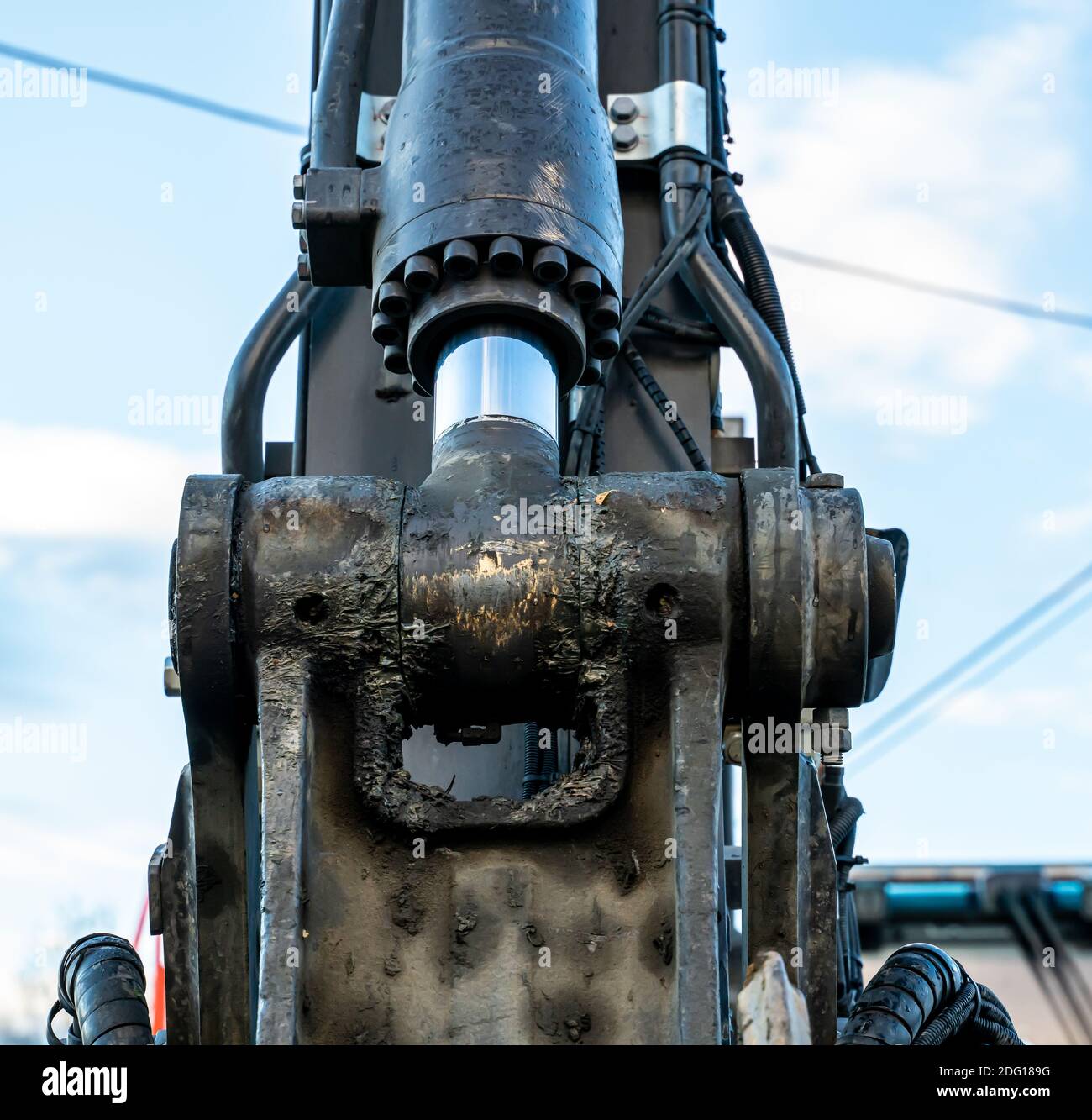 Primo piano dell'impianto idraulico sul braccio di un grande escavatore industriale. Foto Stock