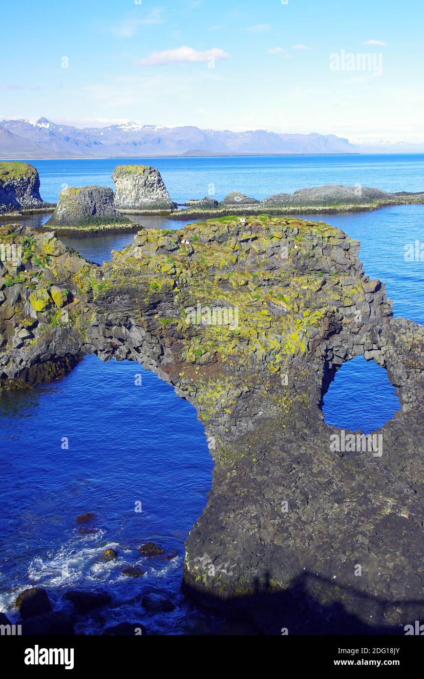 Buco nella roccia di Thev - Costa nell'Islanda occidentale Foto Stock