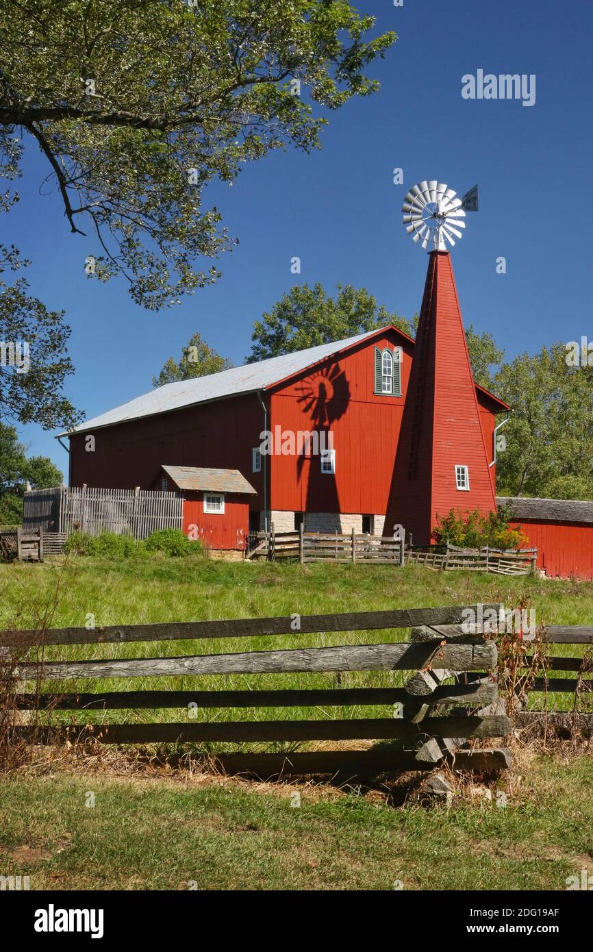 Storico Red Barn. Il fienile è stato costruito nel 1880 e caratterizzato da un unico mulino a vento recintato torre. Carriage Hill Metropark, Huber Heights o Dayton, O. Foto Stock