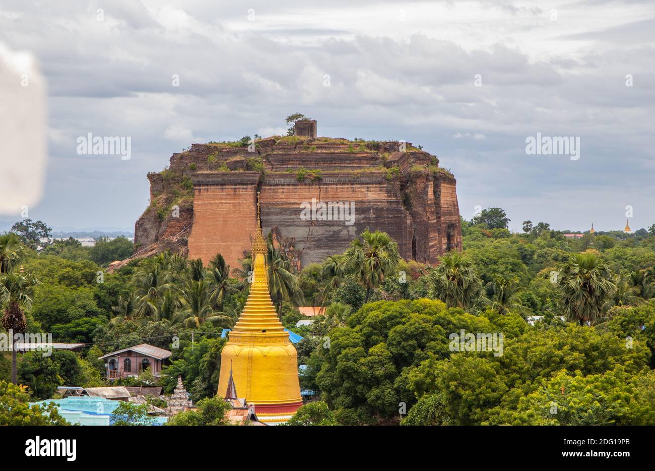 Mantara Gyi-Pagode o Mingun Pagoda a Mingun vicino Mandalay Myanmar Birmania Asia Foto Stock