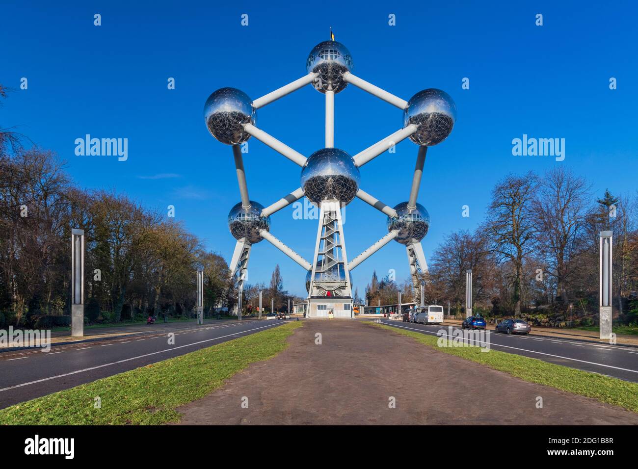 Belgio, Bruxelles, l'Atomium, veduta generale dell'Atomium da più in basso Boulevard de Centenaire. Foto Stock