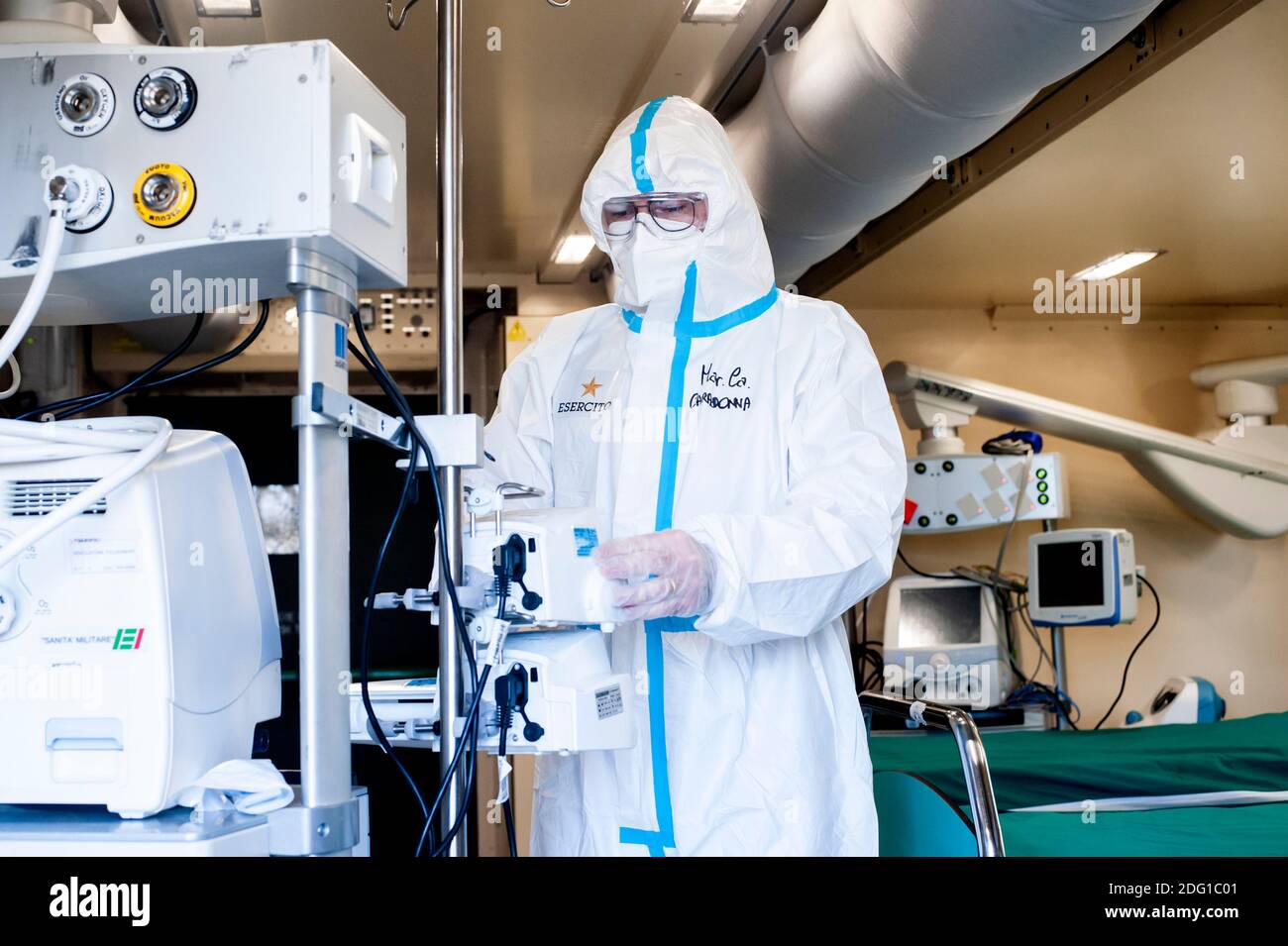 Un operatore medico che indossa un tuta per dispositivi di protezione  individuale (PPE) è visto vicino ad un ventilatore respiratorio. In mezzo  alla seconda ondata dell'emergenza Covid-19, l'esercito italiano ha riunito  un