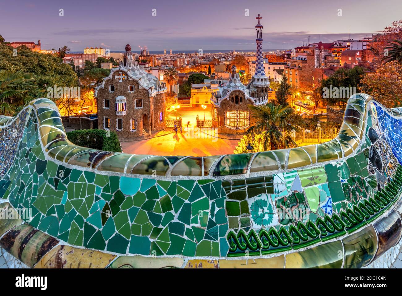 Parco Guell e skyline della città al tramonto, Barcellona, Catalogna, Spagna Foto Stock