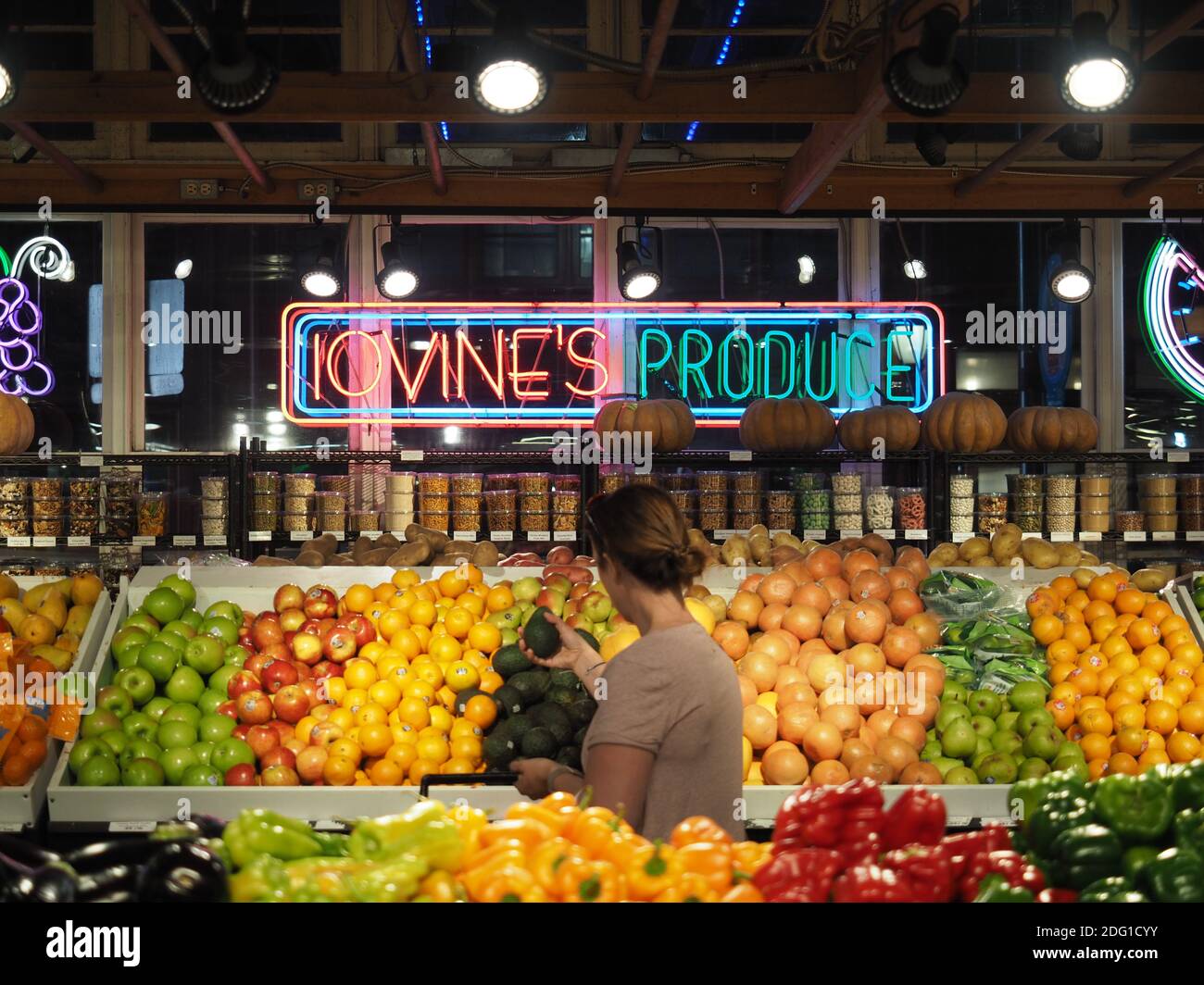 Reparto ortaggi nel Reading Terminal Market di Philadelphia. Foto Stock