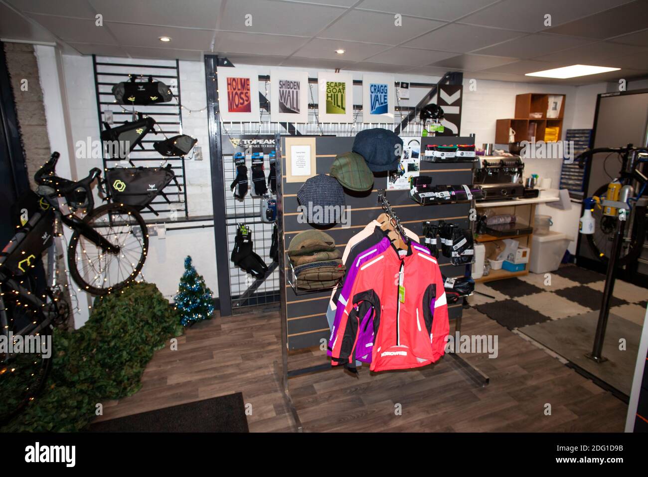 L'interno di un negozio di accessori per biciclette, manutenzione e riparazione professionale completamente attrezzato in West Yorkshire, Inghilterra, Regno Unito Foto Stock
