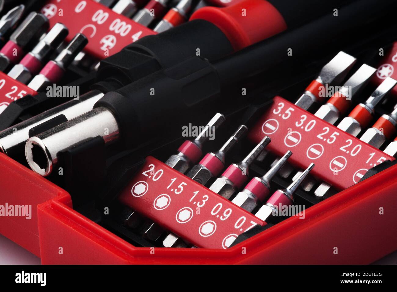 Set di varie teste di cacciaviti piccole in primo piano in una scatola rossa. Foto Stock