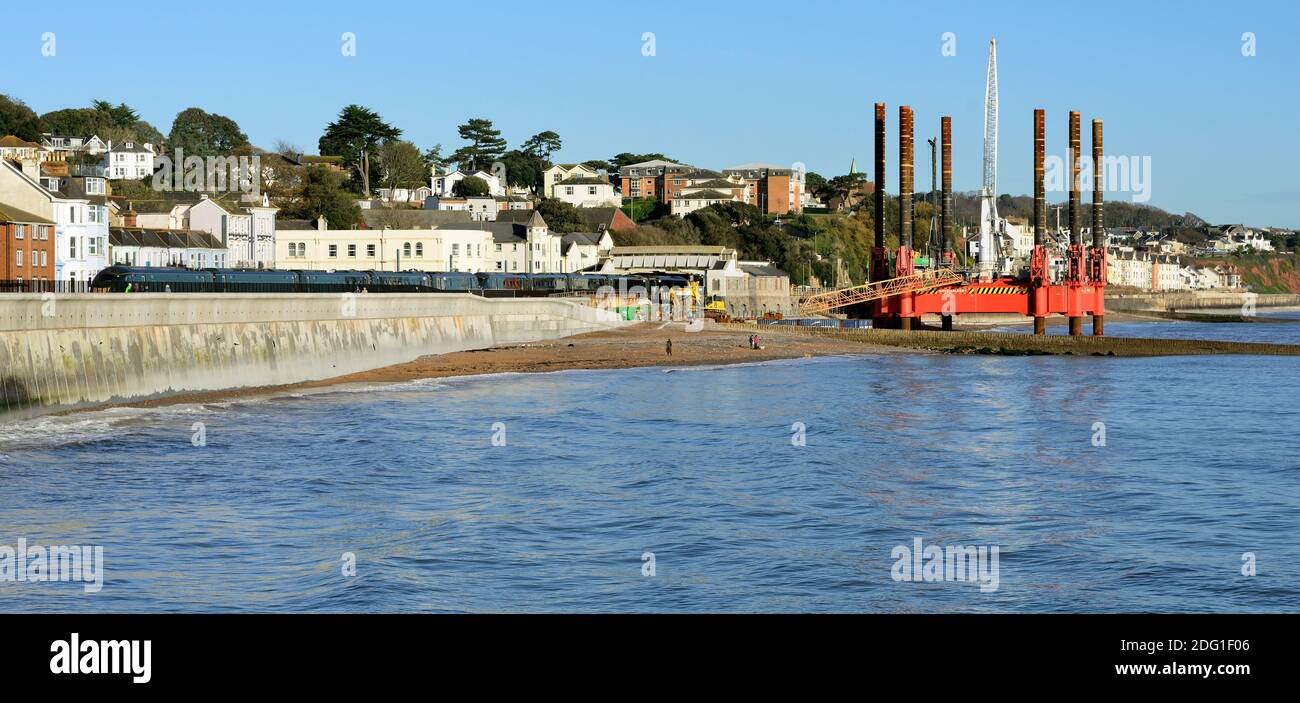 Wavewalker 1 accanto alla stazione ferroviaria di Dawlish durante la ricostruzione del muro di mare (vedi nota). Foto Stock