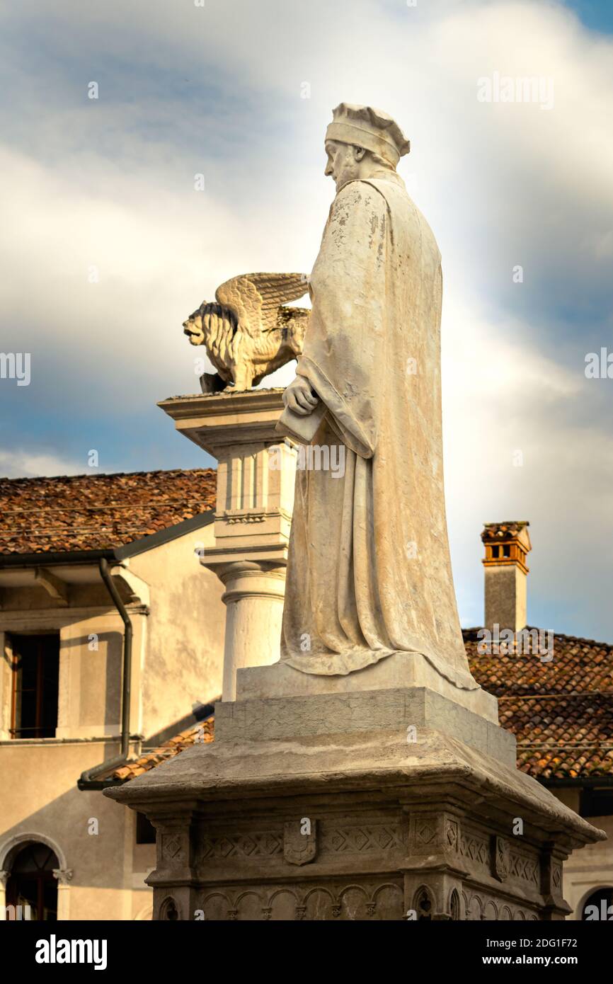 Profilo della statua del Vittorino da Feltre e del leone di San Marco. Piazza maggiore. Feltre, Belluno, Italia Foto Stock