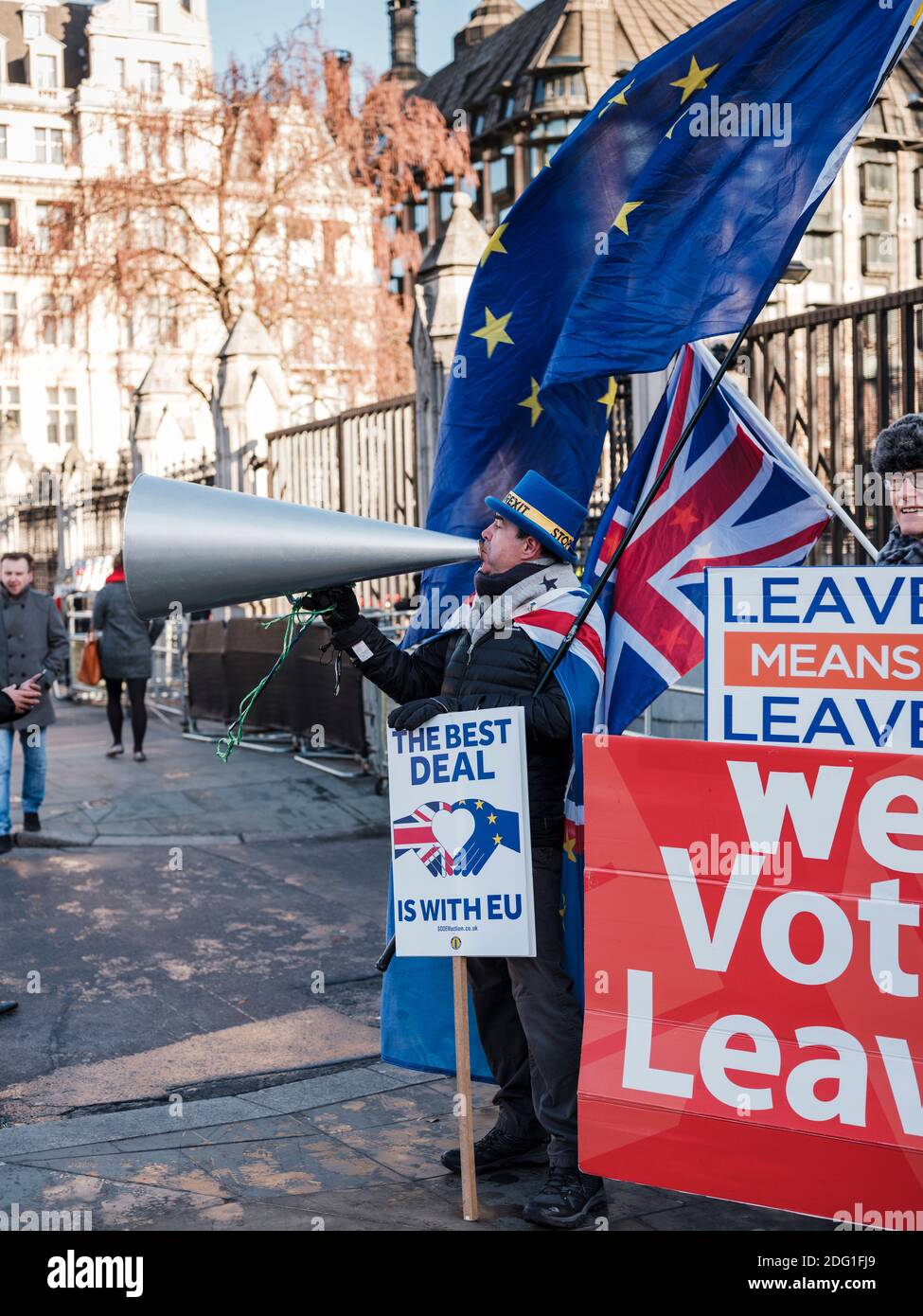 Steve Bray, ha osservato un attivista anti-Brexit, che protesta tutti i giorni fuori dalle porte della Camera del Parlamento (Palace of Westminster), Londra, United Ki Foto Stock