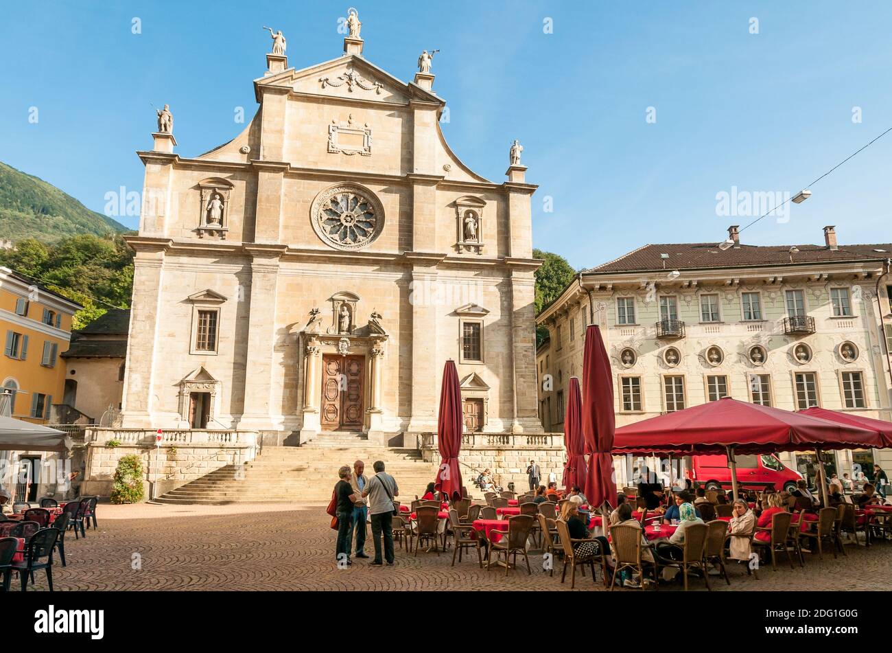 Chiesa Collegiata dei Santi Pietro e Stefano, con ristorante all'aperto di fronte al centro storico di Bellinzona, Svizzera Foto Stock