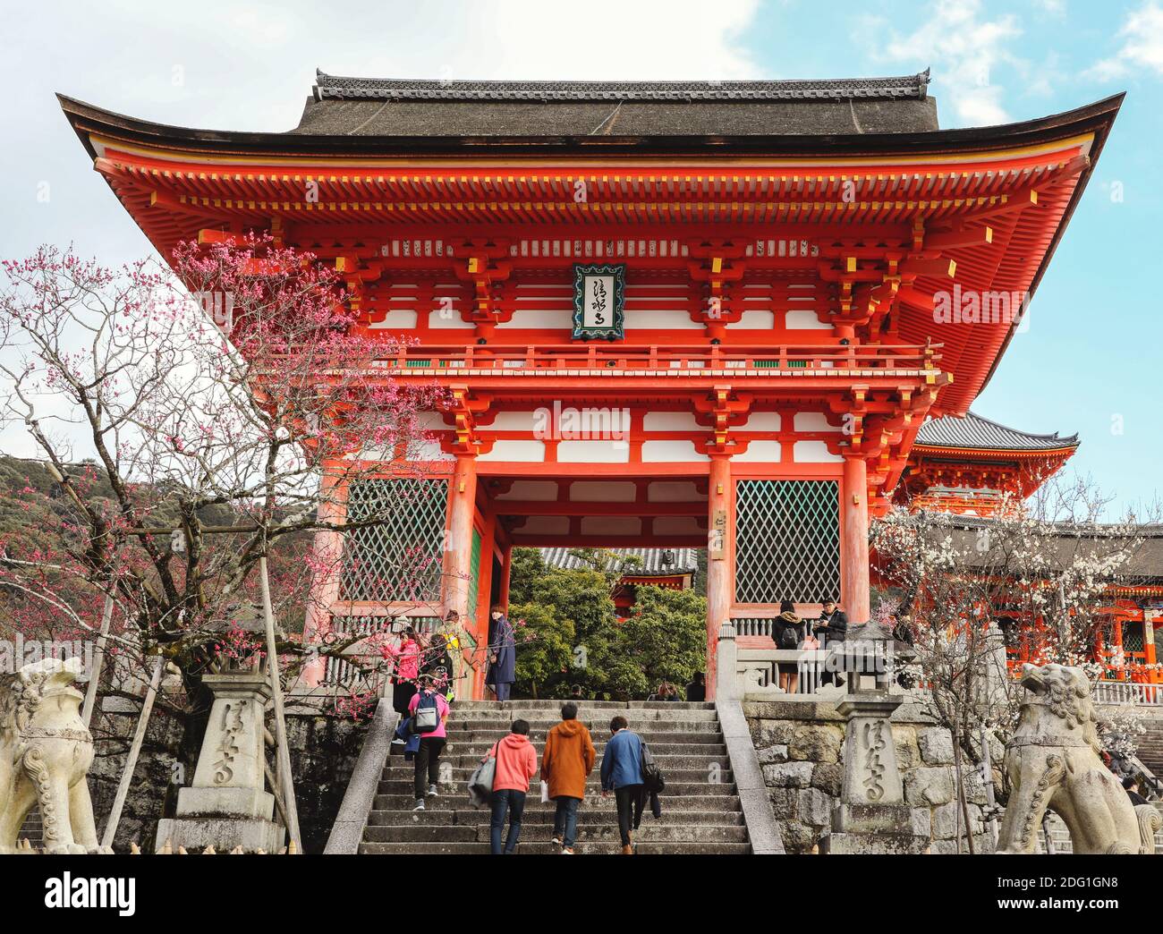 Ingresso frontale con i turisti del Tempio Kiyomizudera a Kyoto, Giappone Foto Stock