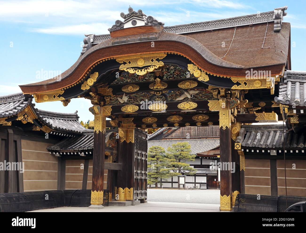 Vista frontale dell'entrata decorata al castello Nijo di Kyoto, Giappone Foto Stock