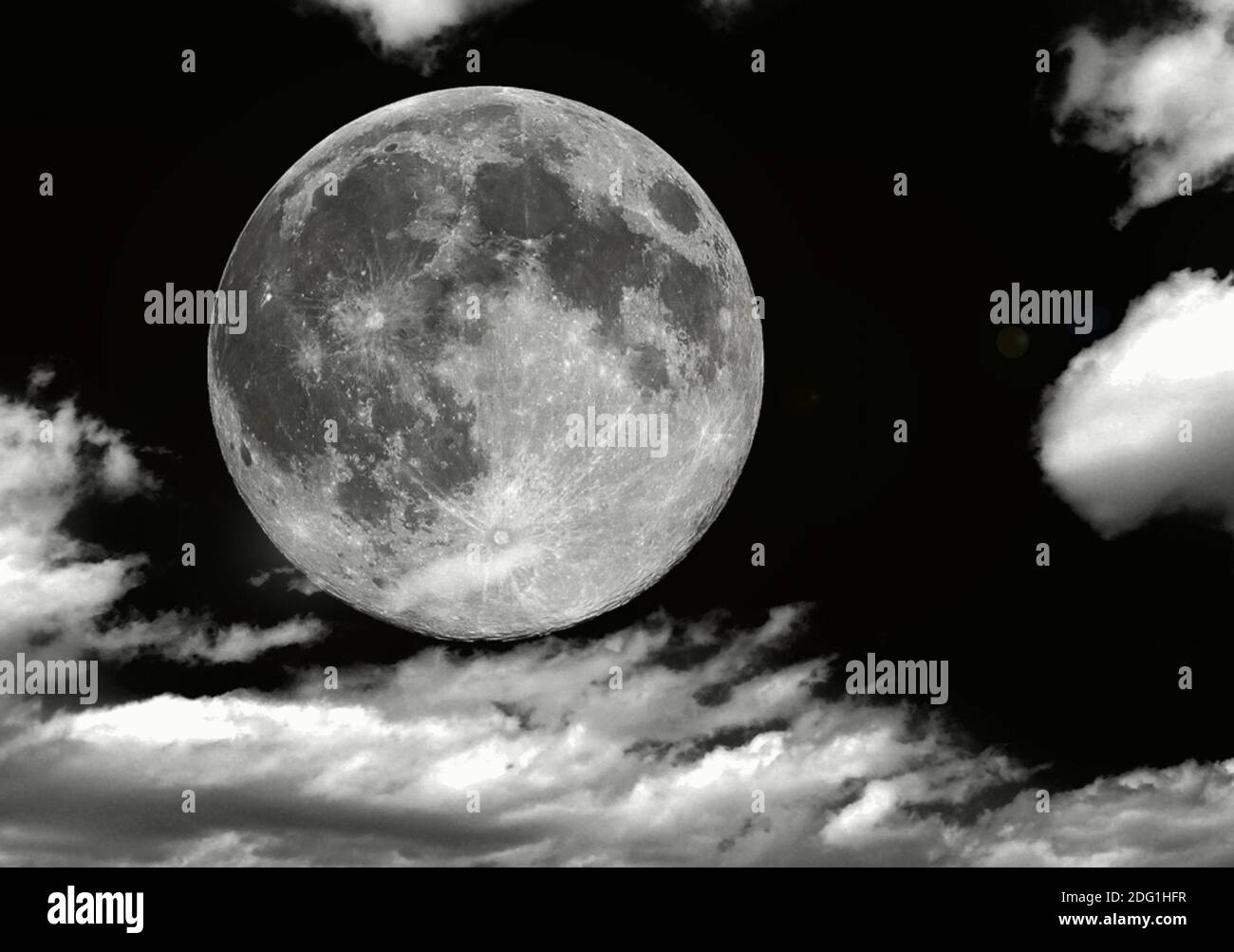 Luna piena in nuvole Foto Stock